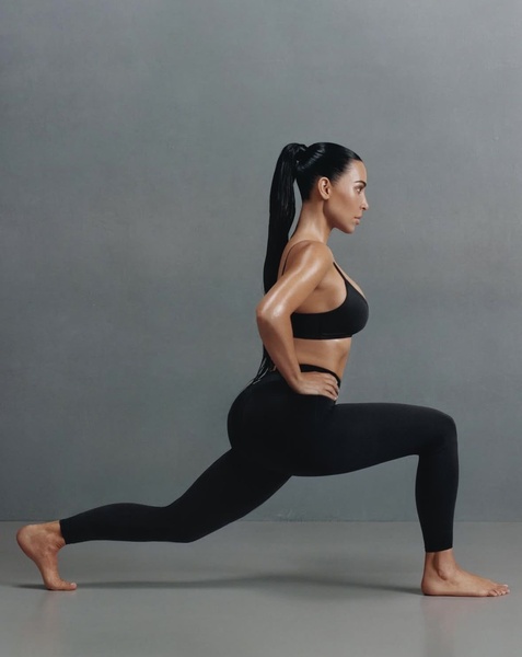 sports bra, active leggings, workout leggings, athletic wear, sports top, yoga leggings, bestseller push, brand awareness, minimalist, lifestyle, luxurious, trustworthy, neutral, black